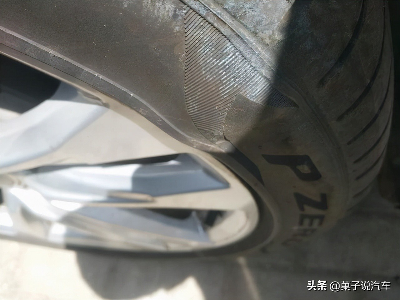 车子偶尔露天暴晒,车子长期在高温下暴晒有什么影响