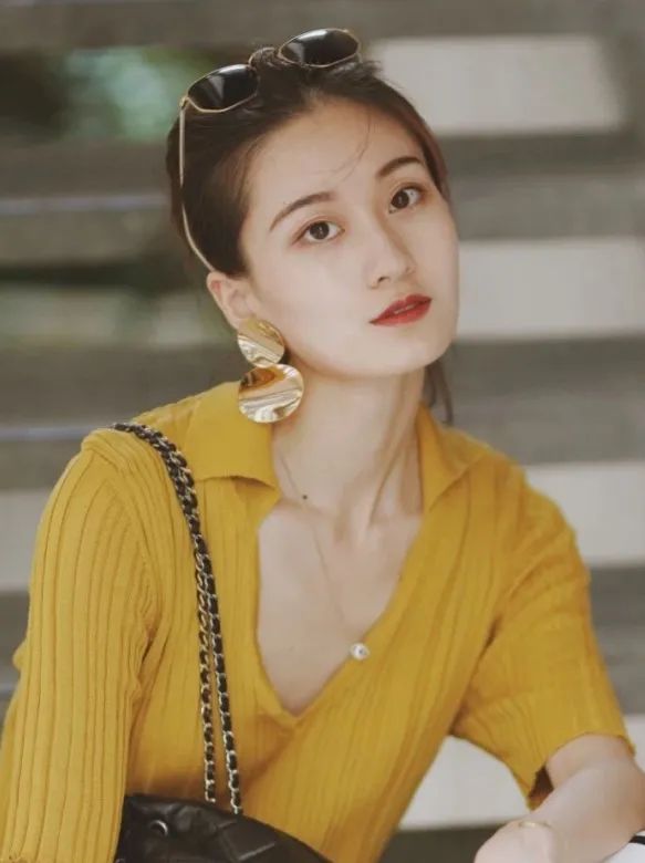 为什么涂红唇没淡唇好看,为什么涂了口红显老