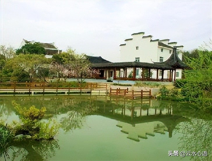 王维的一首田园诗，描写初夏景色，清幽秀丽，层次分明