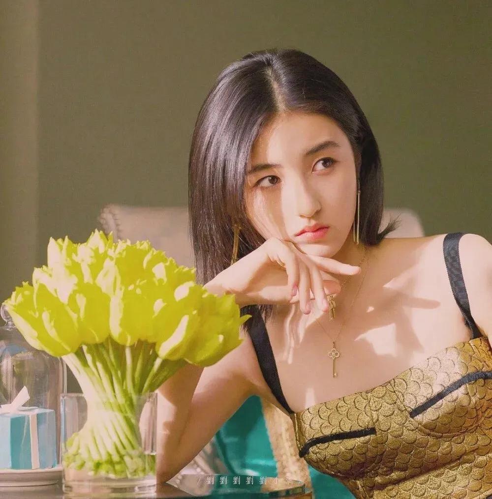 张子枫头像ins高级质感,张子枫微博头像好奇怪