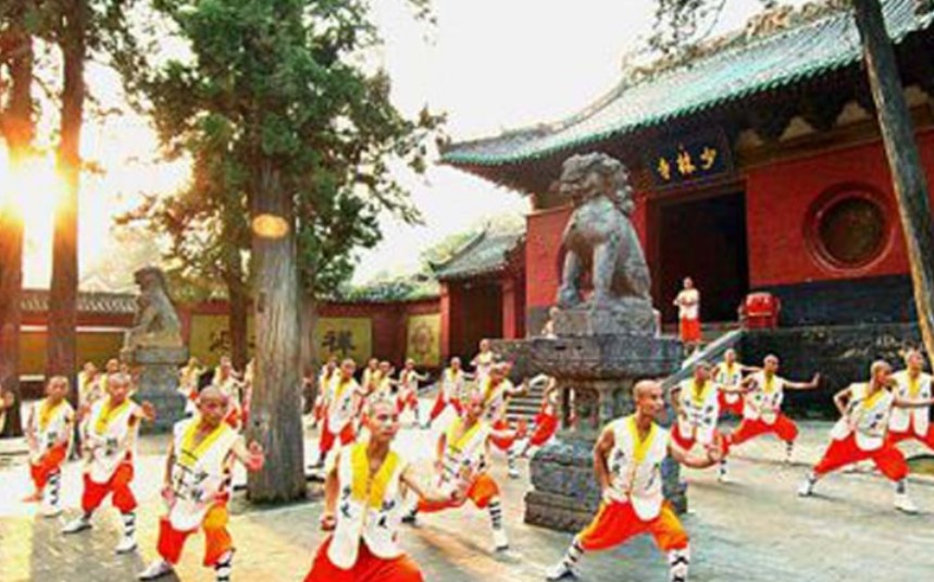 少林寺释永信一年收入多少钱,现在释永信方丈为什么不披袈裟