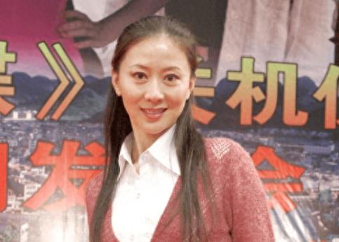 事实证明，为了钱选择当“裸模”的汤加丽，已经走上了另一条路