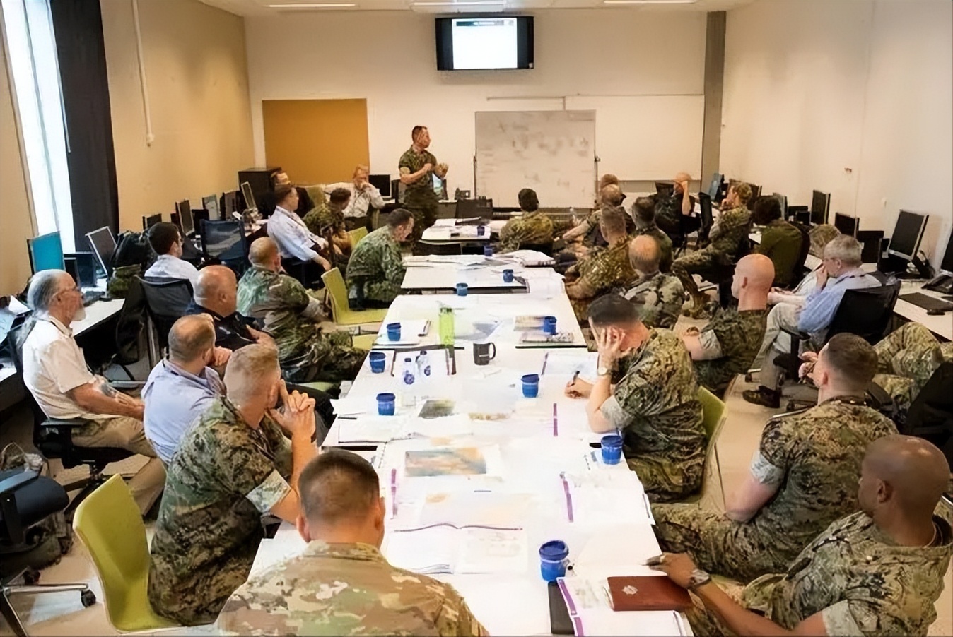 50万美军靠近中国，解放军两大动作亮明态度，冲突后果美承受不住