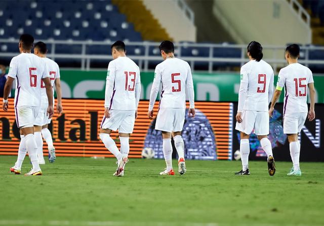 女足夺冠男足遭殃，批评男足哪家强，解说席上去找黄健翔