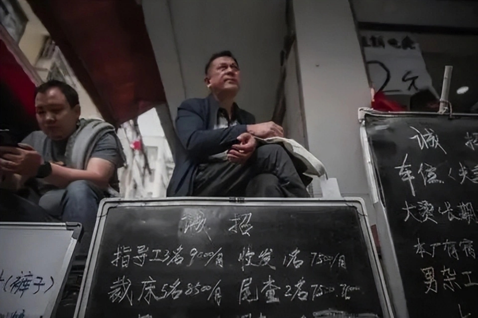 工厂老板每天工资多少正常,月薪5000双休和月薪1万单休