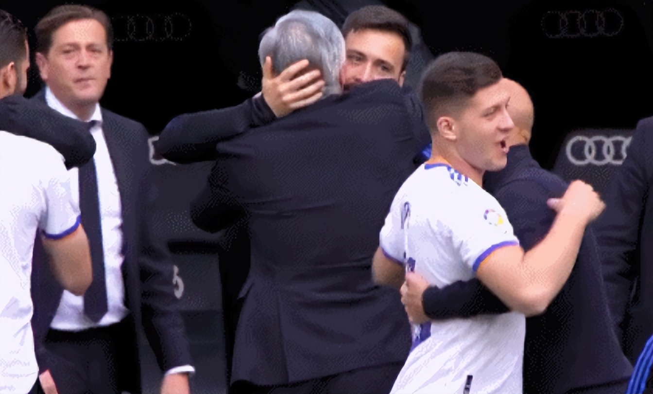 众生相!马塞洛高举奖杯,安切洛蒂被抛起,阿扎尔“带伤”庆祝