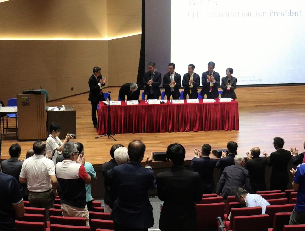 霍启山当选足球总会主席，霍震霆卸任总会长，子承父业完美交接