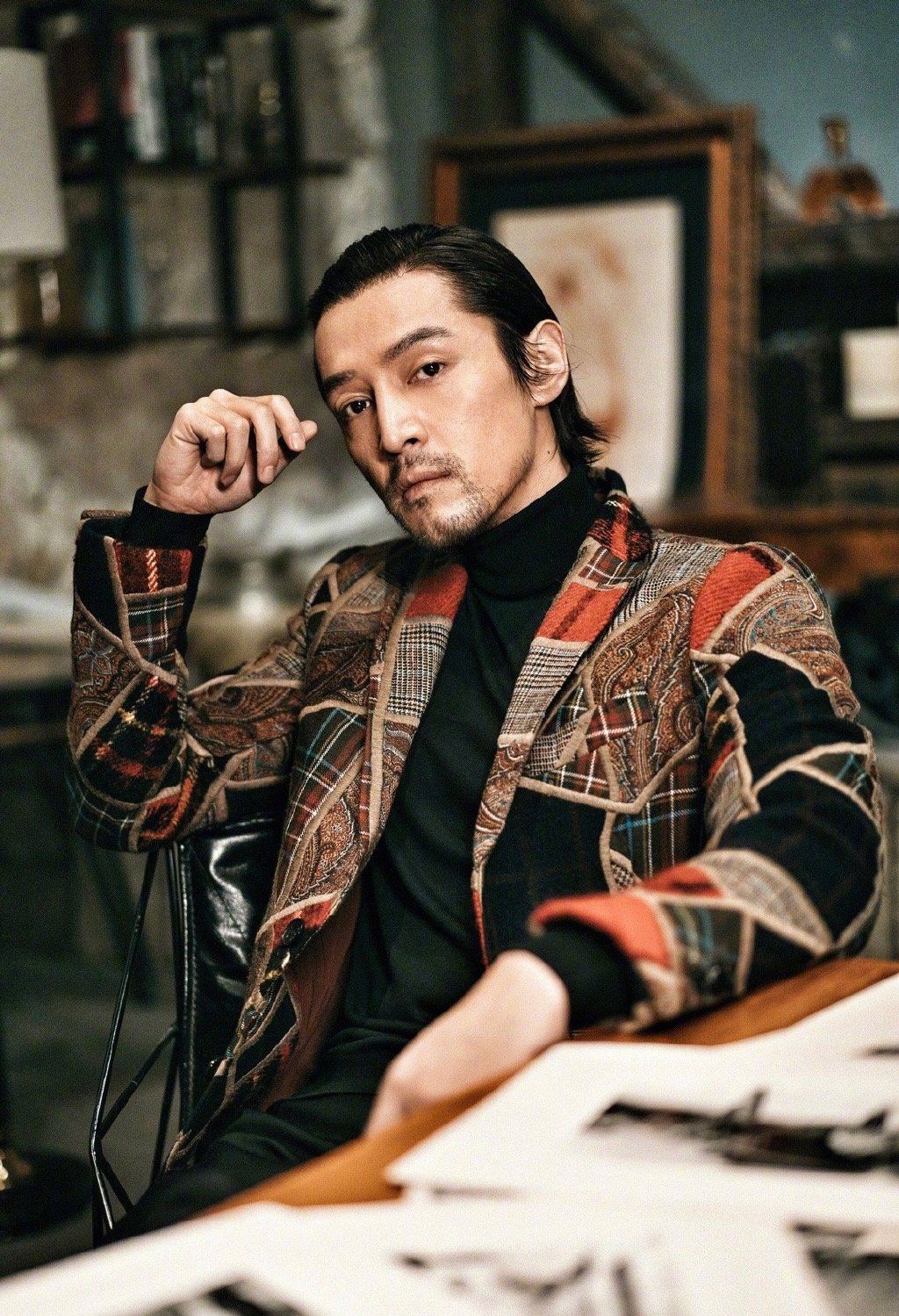 男人过了40岁尽量别留长发、梳油头！推荐这4种发型，清爽更有型