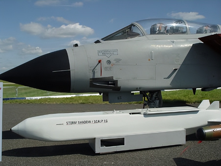 乌克兰遭到大规模导弹袭击,乌克兰苏24发射风暴阴影