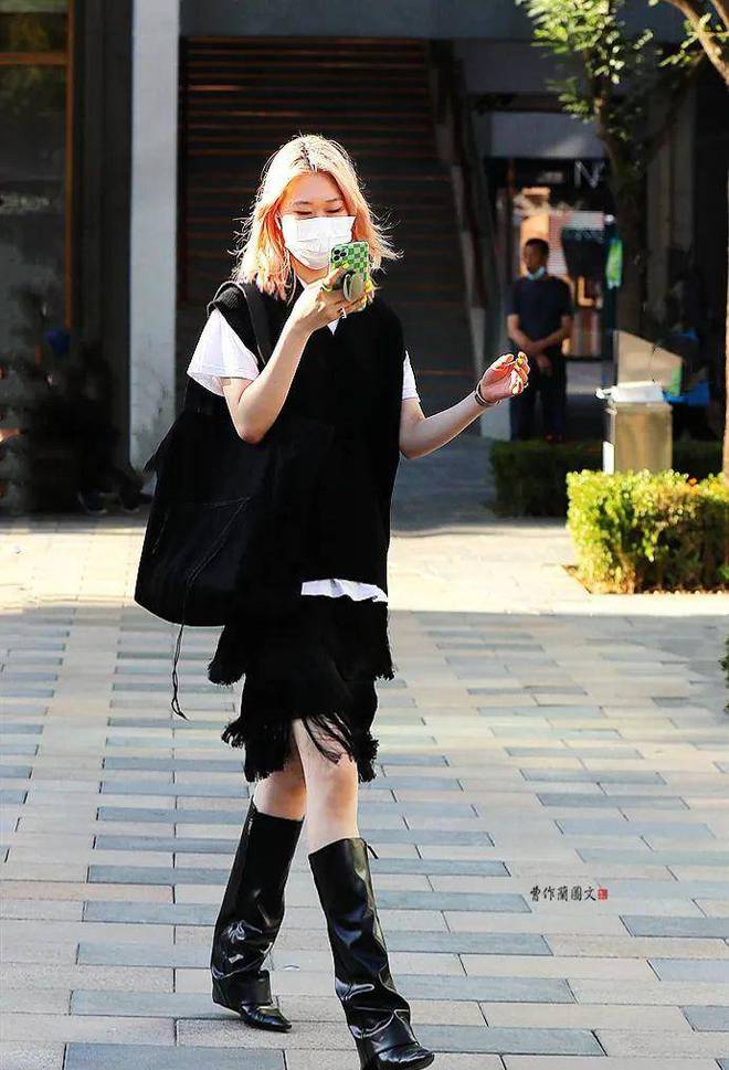 用肉色*袜丝***袜丝**就不一样了，美女是怎样用肉丝为自己加分的