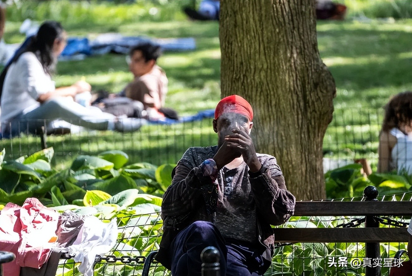 美国大都市堕落！街头上演*行为性**，吸毒流浪成常态，市民大量逃离