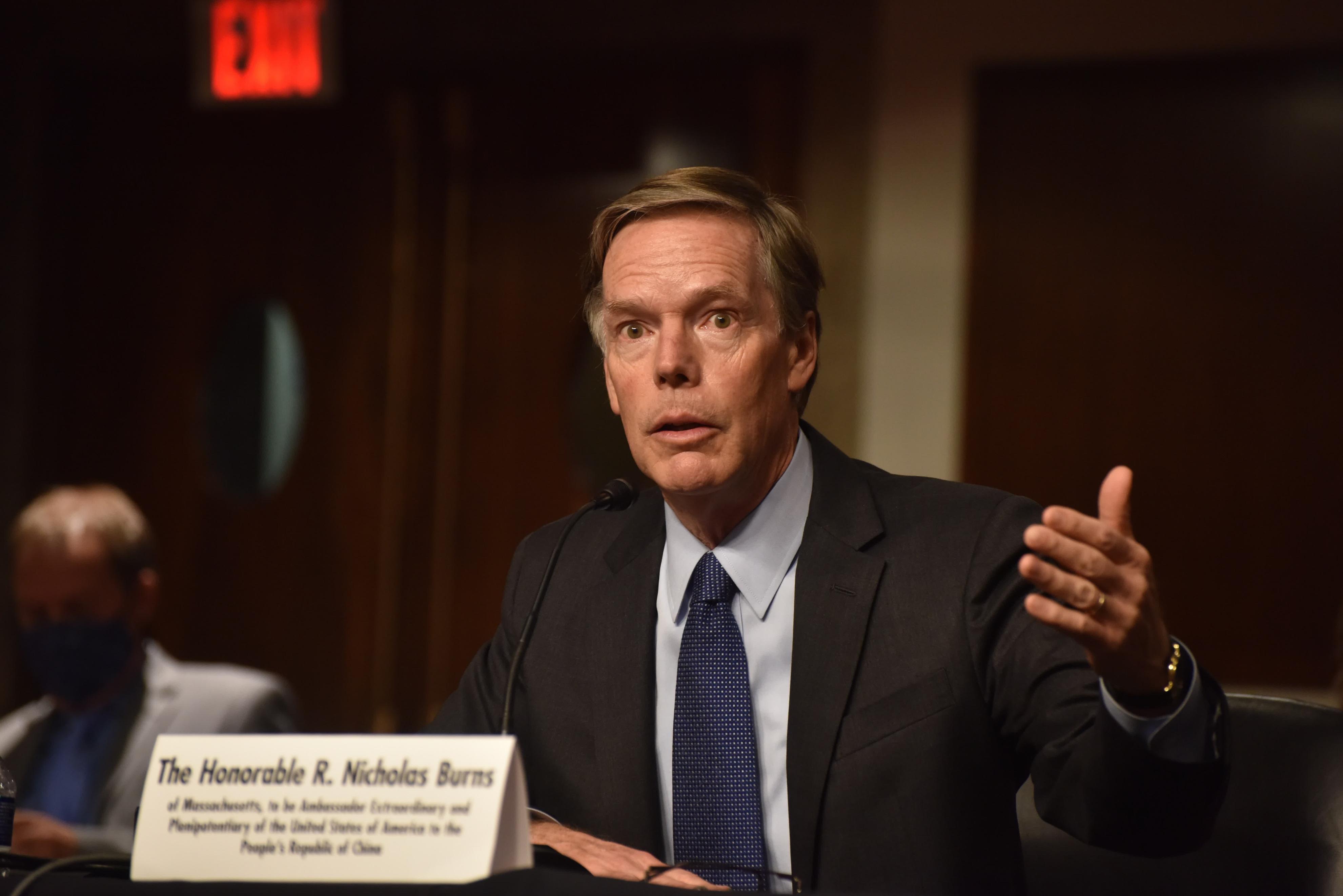 中国外长向美方重申红线，加拿大冲到第一线，宣布驱逐我外交官