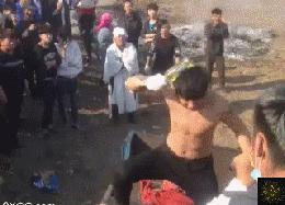 “老鼠贴粘到的，吃了不会犯法吧？”网友：争取死缓吧！哈哈哈