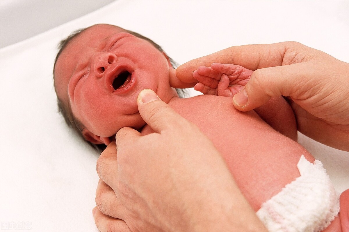 新生儿肺炎有5个常见症状,新生儿肺炎症状怎么能确诊