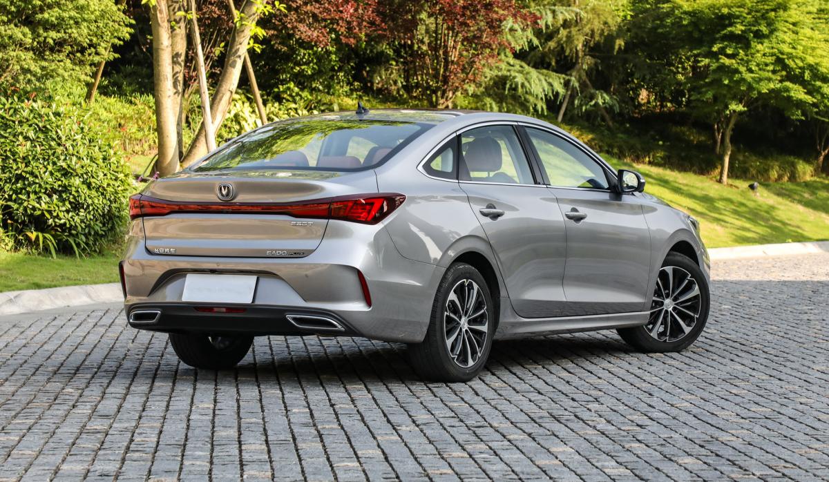 逸动plus和第三代逸动对比,为什么买逸动尊贵版比旗舰版人多