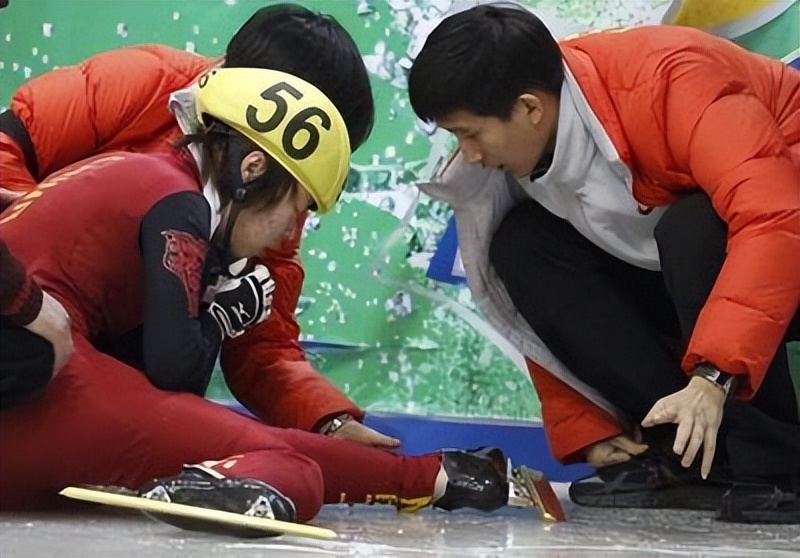 中韩短道速滑那点事,短道速滑世界杯周洋受伤回放