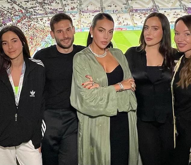 C罗女友一身价值180万英镑的行头看球，香奈儿是最便宜的配饰