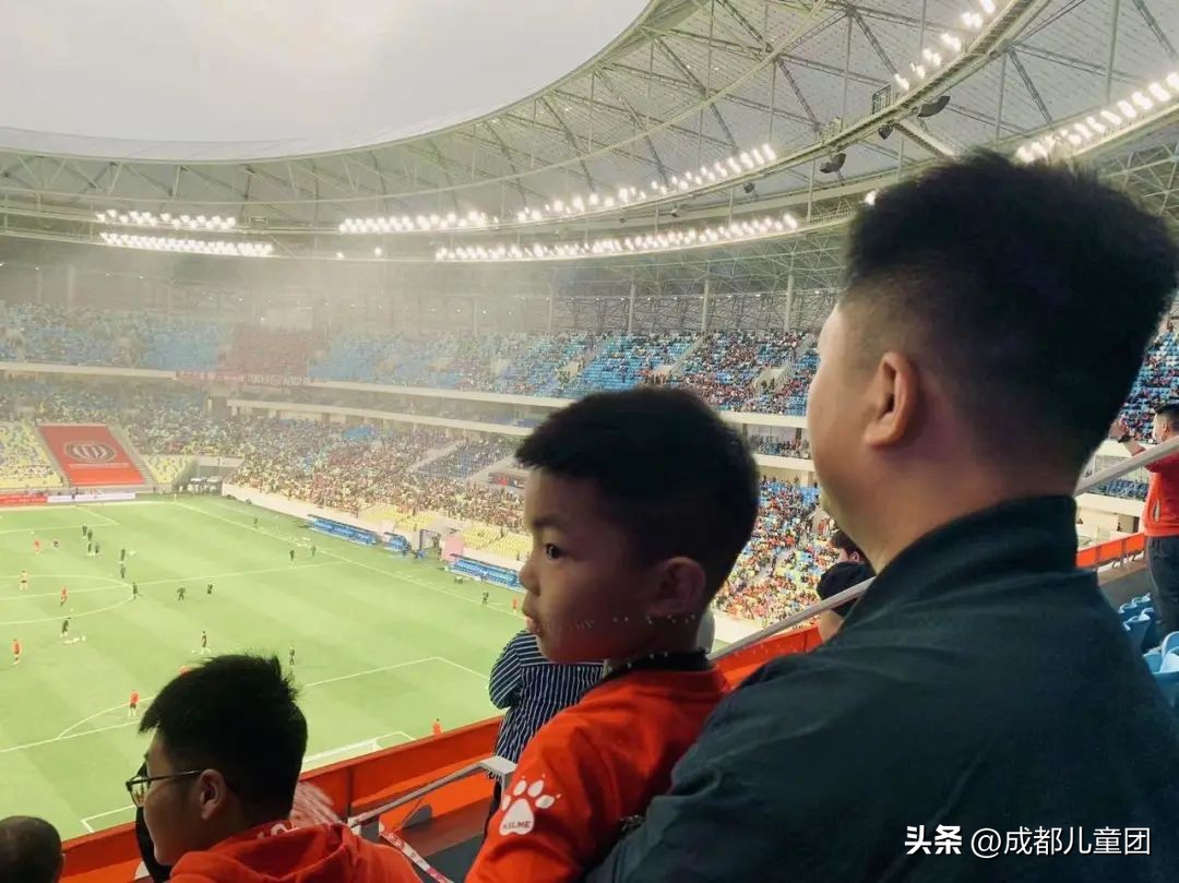 老球迷泪流满面,老球迷已泪流满面