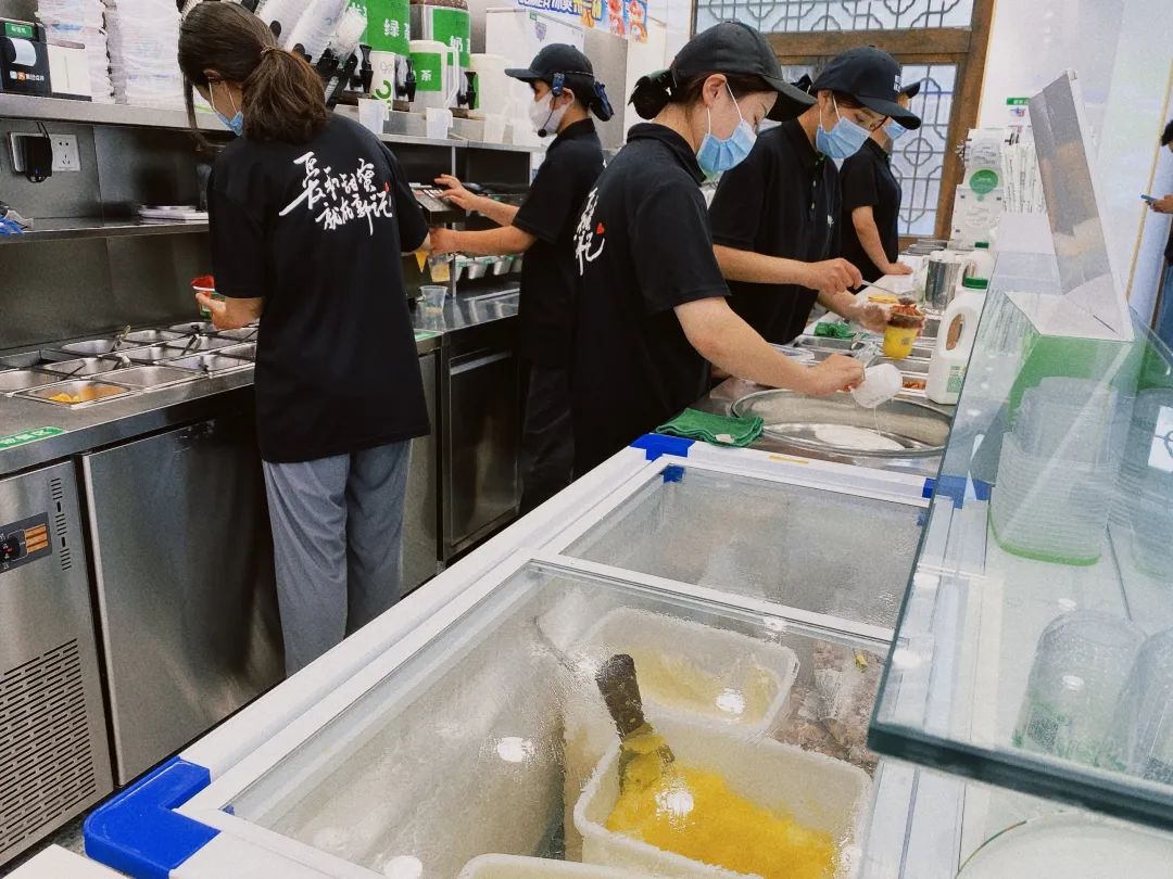 探访|一杯“冰”起家,开出220家店,他在下沉市场做了22年