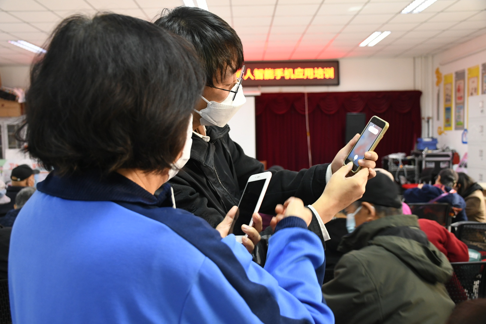 北京市社区科普大学项目走进后仓南社区开展智能手机应用培训