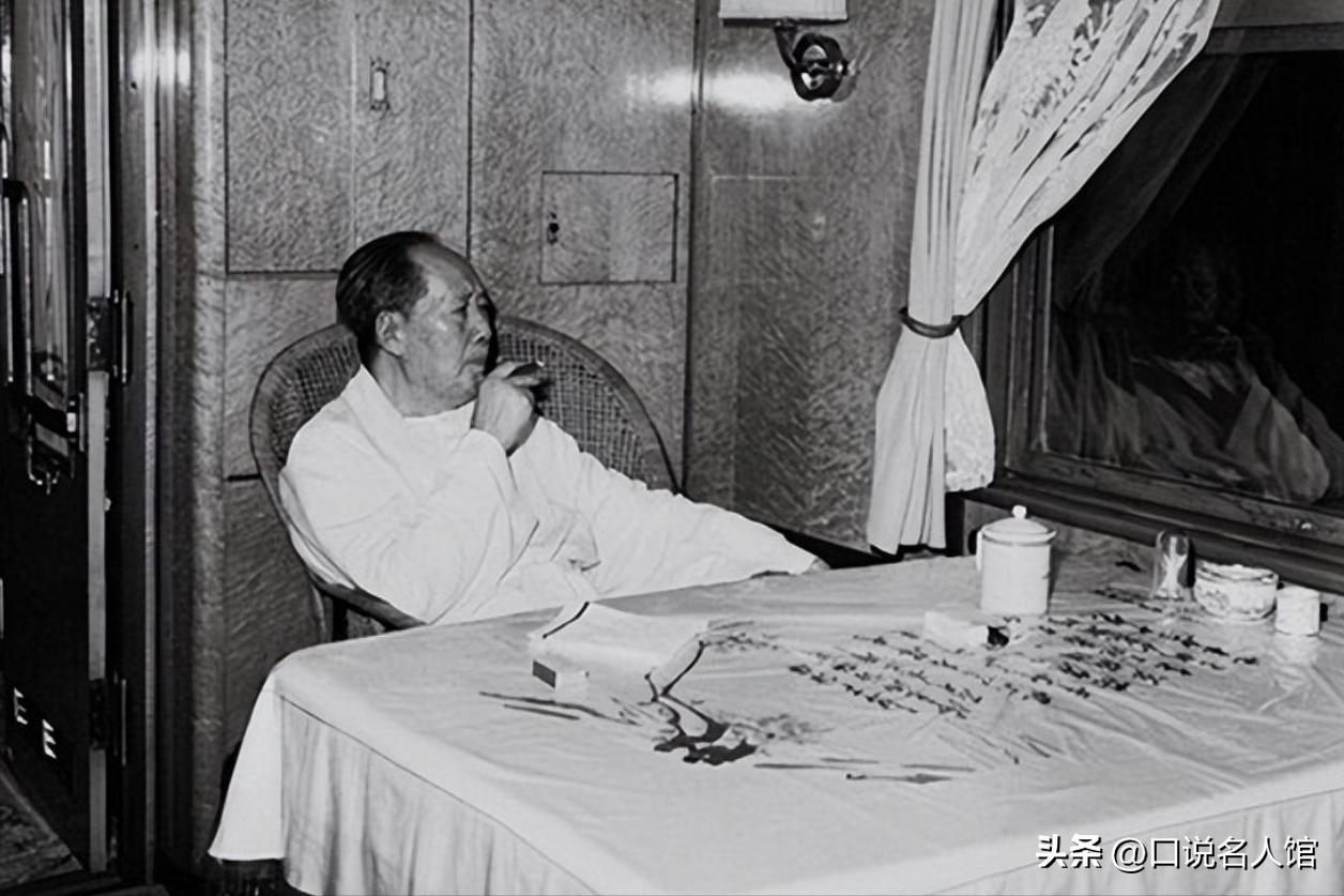 毛主席途经天津，问起狗不理包子取名缘由，一列车员回答引人大笑