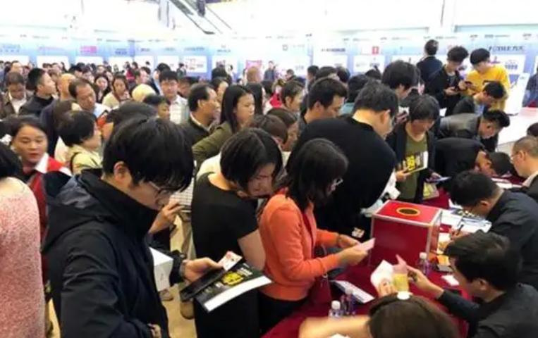 影响消费者购买行为的主要因素有,哪些因素在影响消费者的购买行为