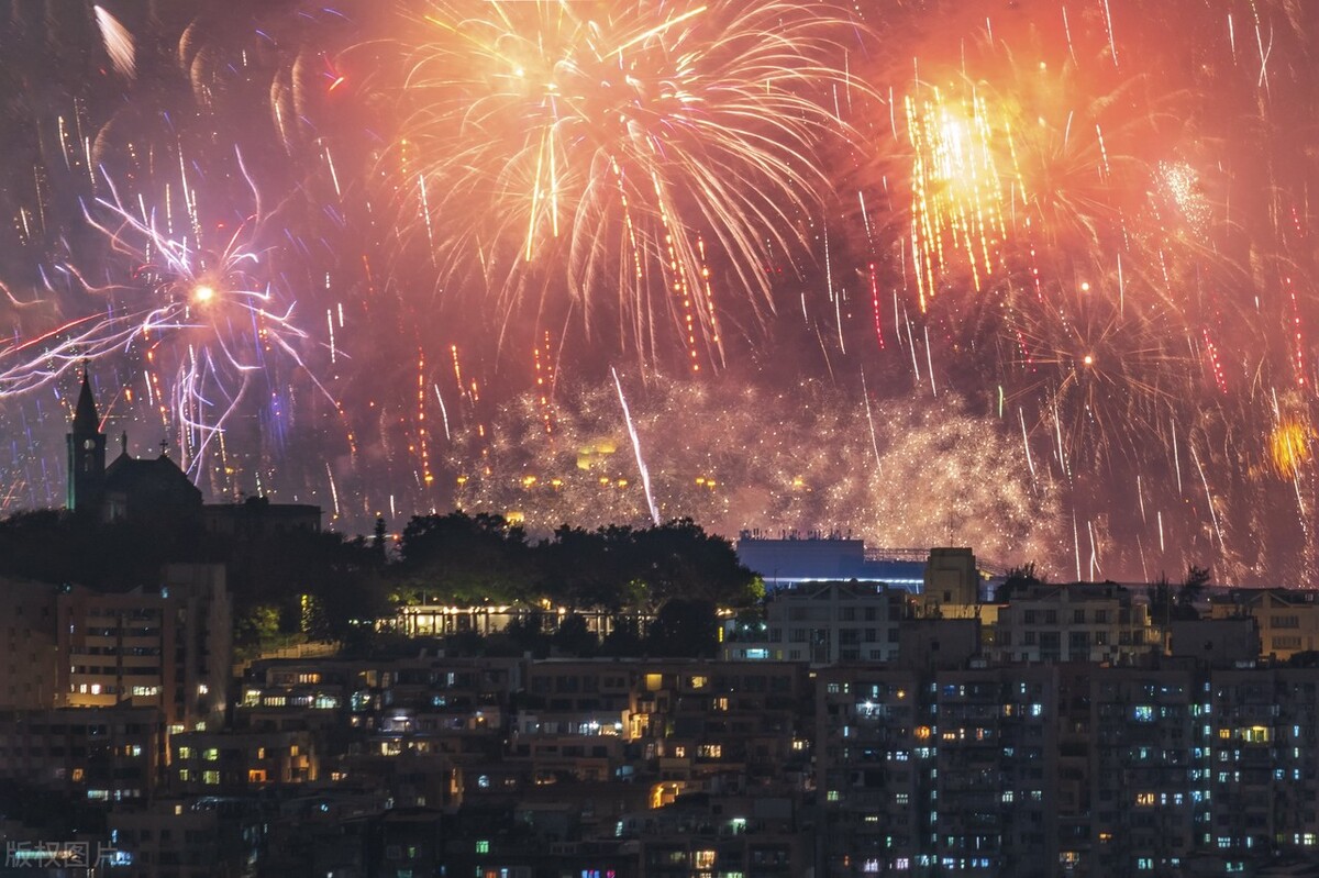 春节的年味儿是烟花赋予的，读12句古诗词里的烟花璀璨！