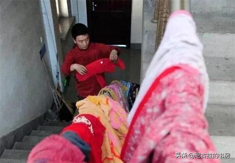 沈阳一小伙在公厕结婚生子，一住就是五年，如今孩子无法上学