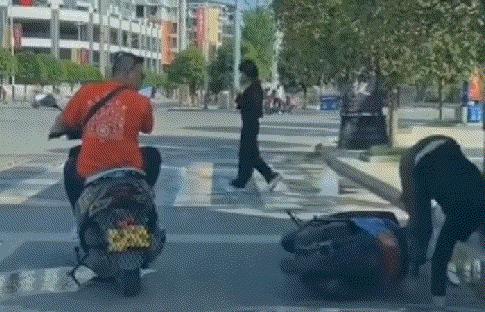 神回复：老鼠贴粘到的，吃了不会犯法吧？网友：自首，争取死缓