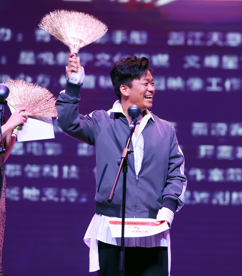 事实证明，41岁的王宝强，已经走上了另一条大路