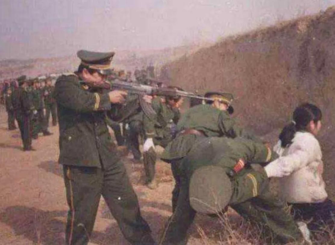 死刑犯枪决三枪没有打死怎么办,死刑犯打九枪没死的案例