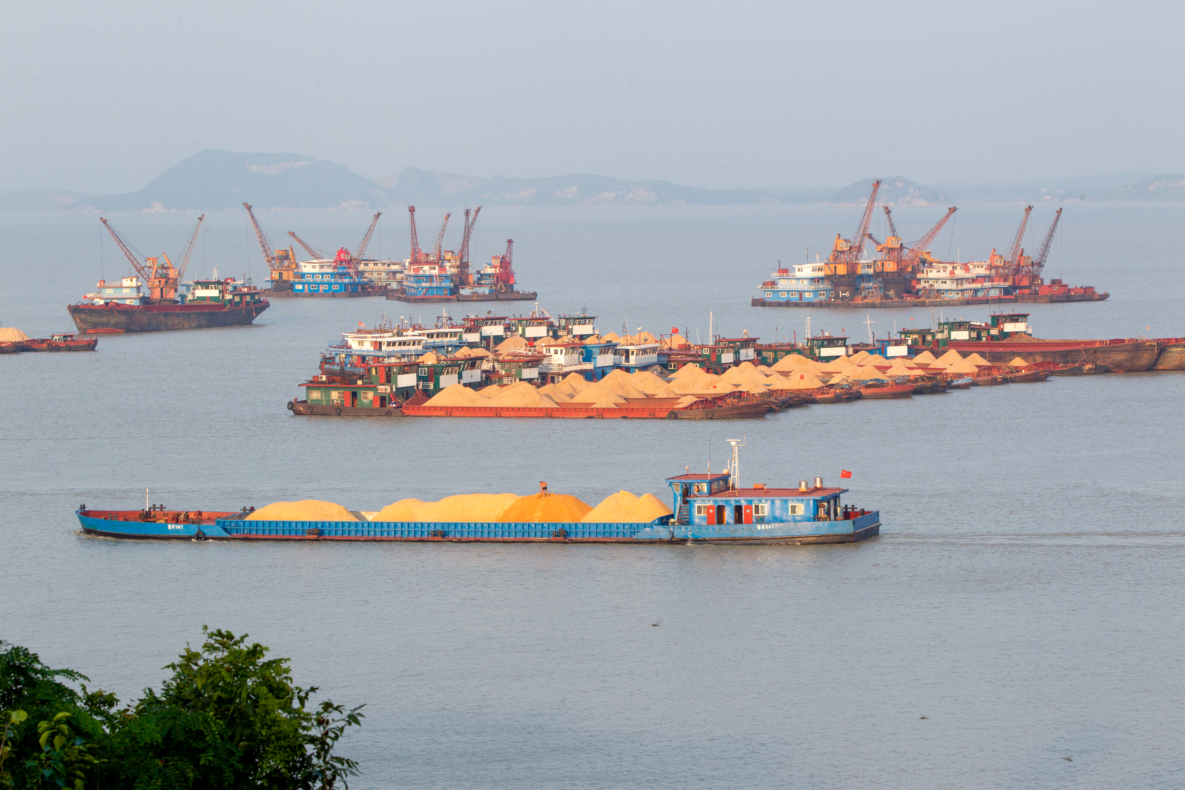 九江“黑道教父”的百亿帝国：垄断鄱阳湖采砂，为洗白一边做“大哥”一边做慈善，出事后捐建的学校抠掉名字