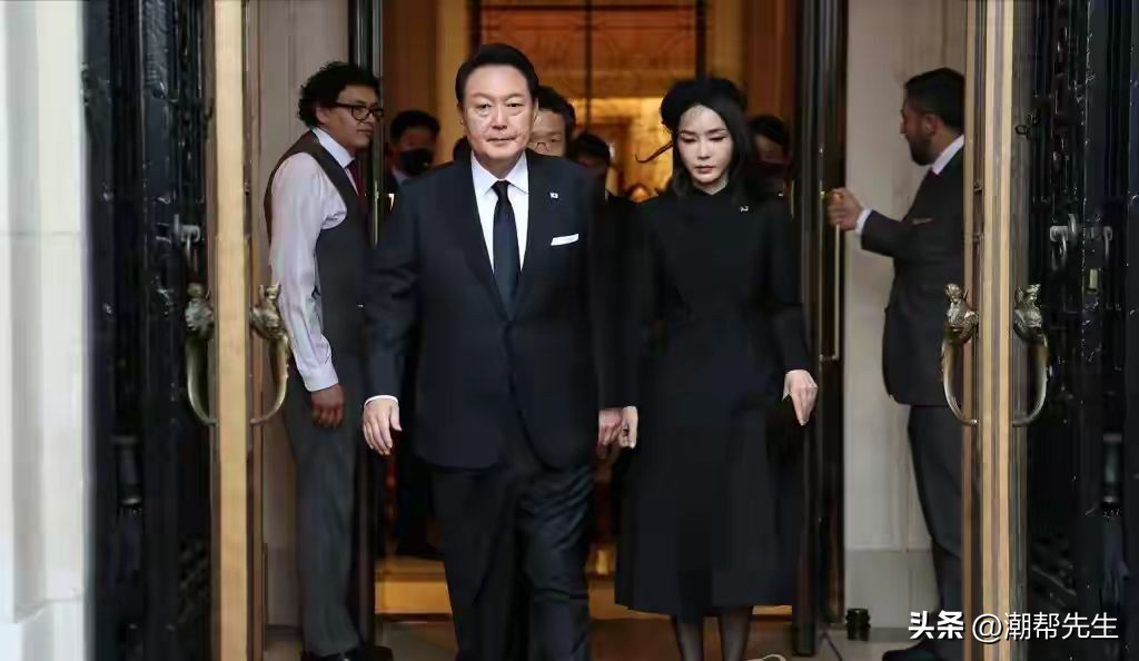 韩国夫人穿黑色风衣出访,韩国夫人穿着打扮