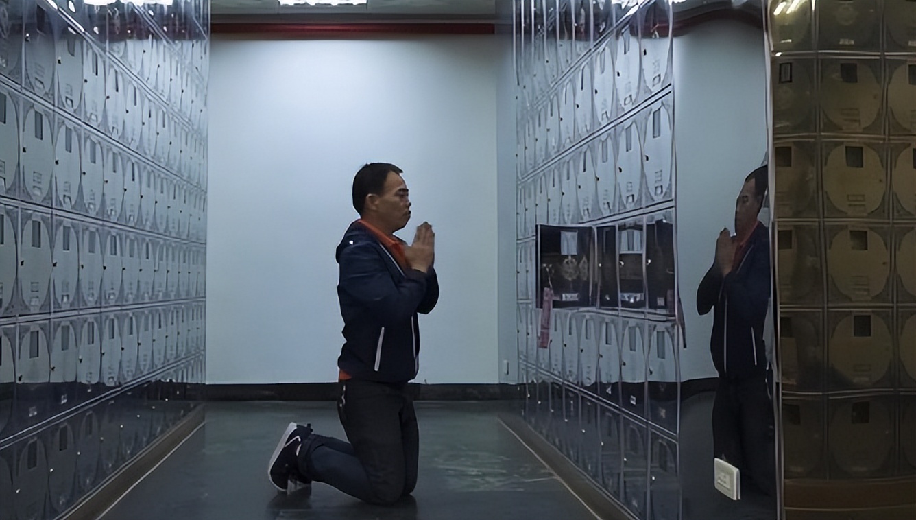 台湾“灵魂摆渡人”，20年间自费送200位老兵回家，感动海峡两岸