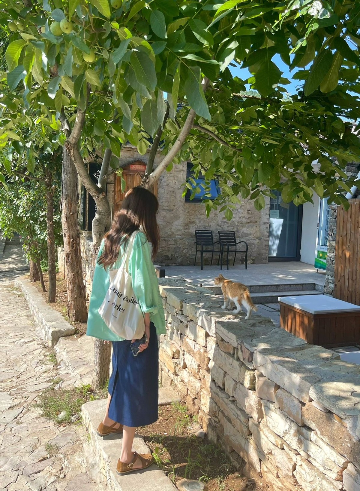 夏天穿什么颜色的t恤显瘦显白,男生夏天染什么颜色显白