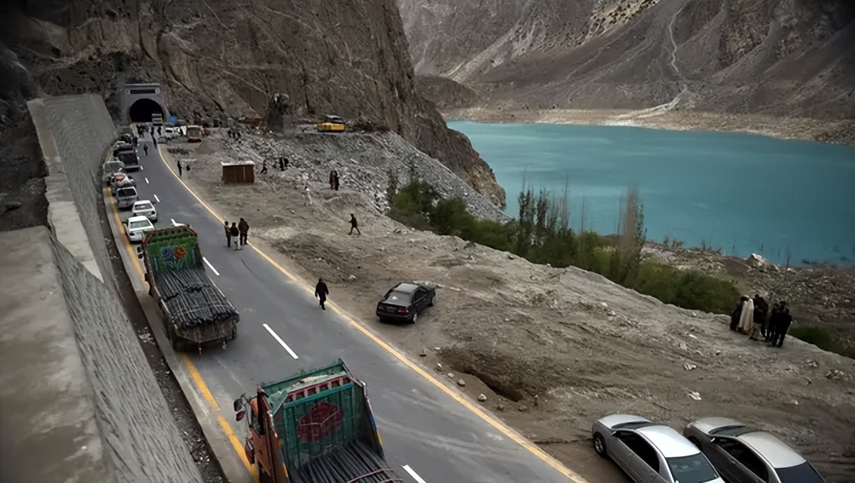 俄土舰船将护送运粮船驶出敖德萨,俄舰艇编队停泊青岛港