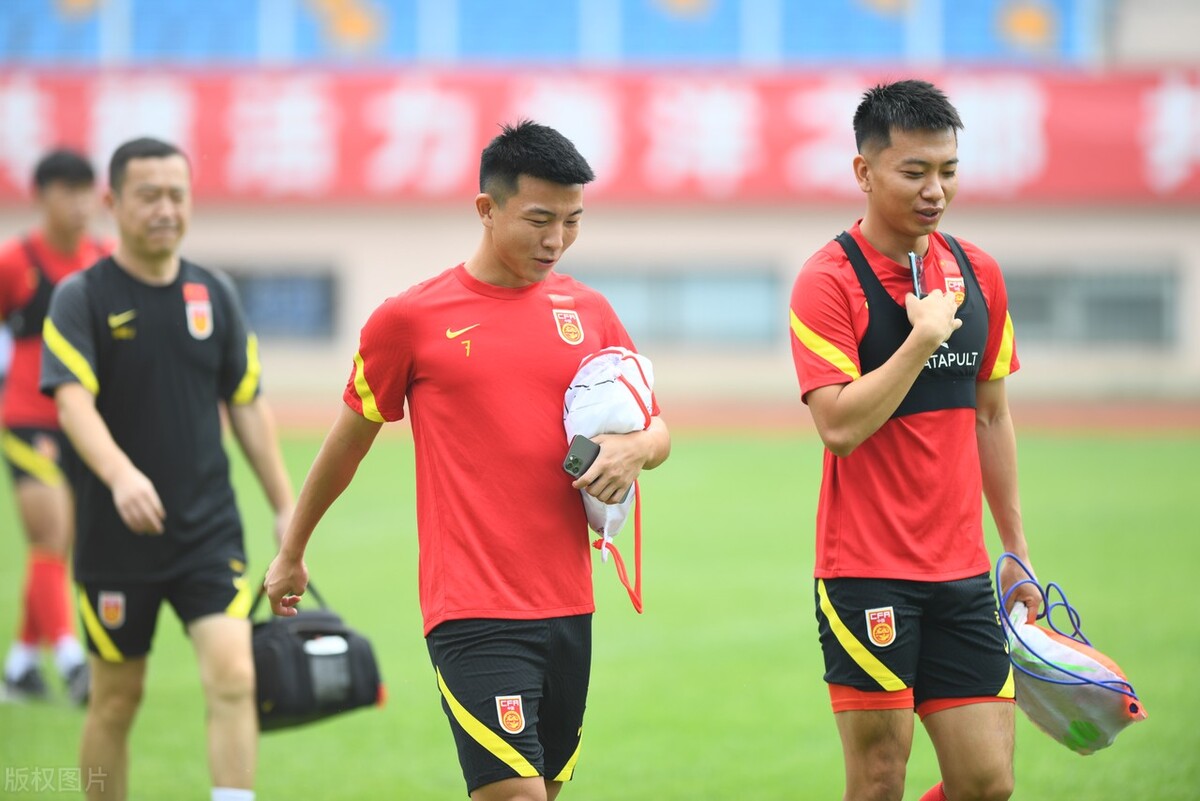 冯潇霆谈国足与日韩差距,冯潇霆对话国足完整版