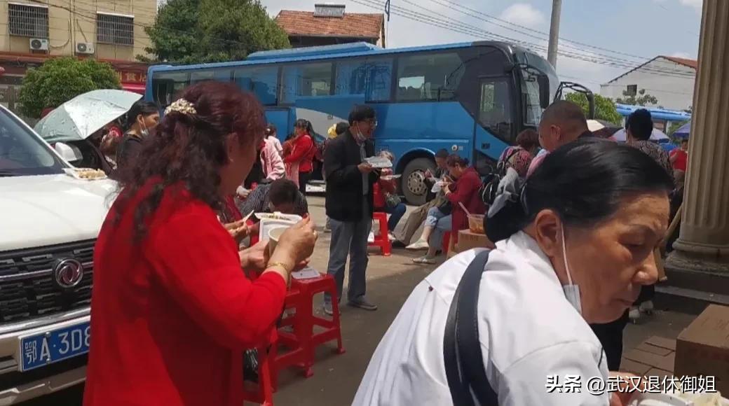 老人10元游玩领鸡蛋,满60岁的老人免费领鸡蛋