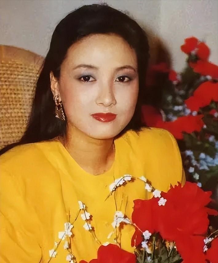 谁都想不到!快到年底了,65岁的邓婕用这样的方式,丢出一对王炸