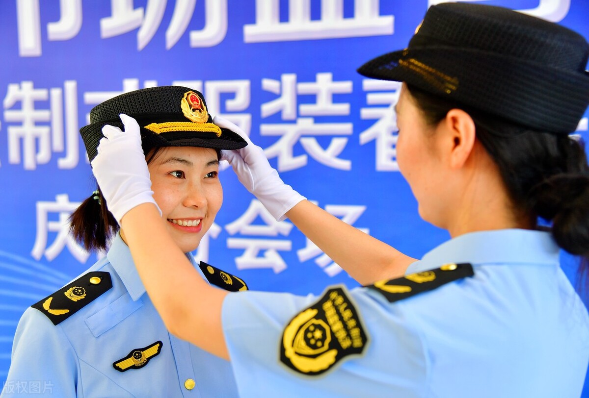 公务员的统一制服,公务员换装新制服一年四季不重样