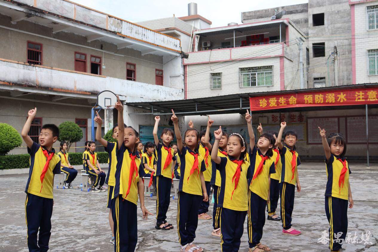 农村捐赠爱心书包,山村学子爱心捐赠