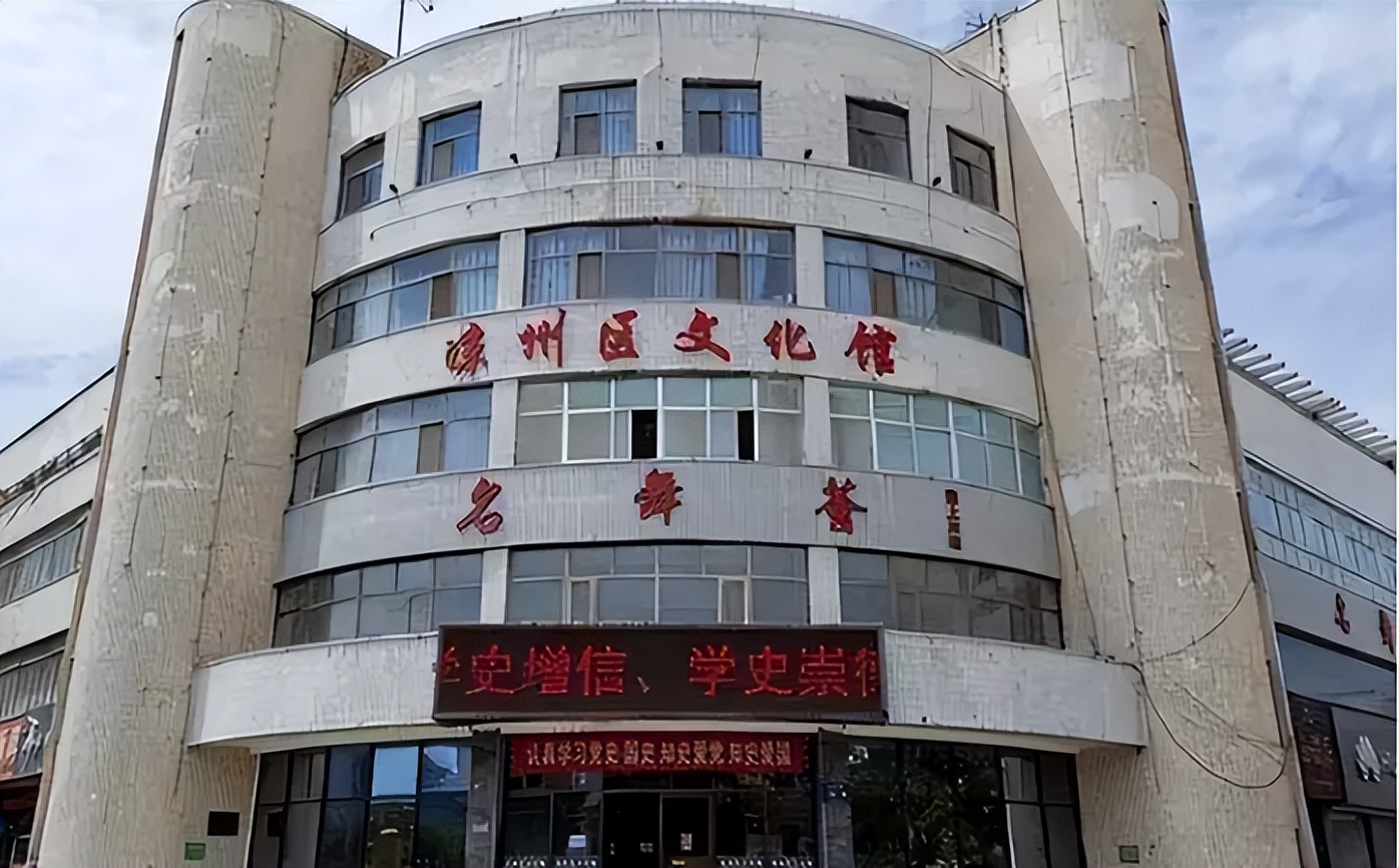 甘肃一女学生遭老师强奸，老师出狱后，女学生下跪：对不起我错了