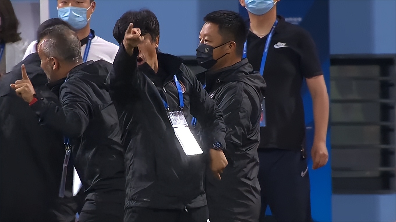 中超金哨5次关键判罚惹争议,中超再现奇葩视频裁判都被逗笑了