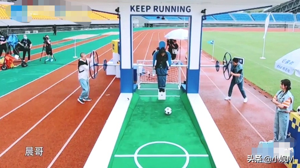 白鹿的笑点有多低,白鹿和蔡徐坤跑男