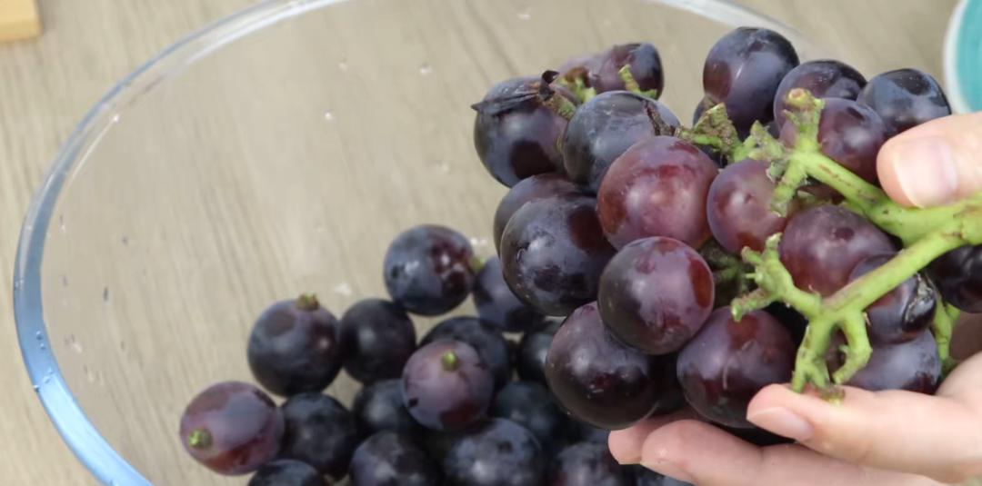 洗葡萄能不能用淀粉洗,洗葡萄时用盐水洗等于吃虫卵