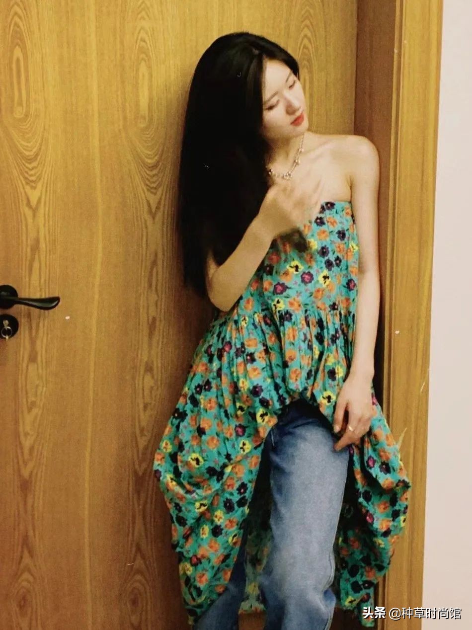 今年流行穿什么裤子和裙子,今年流行裙子配什么裤子