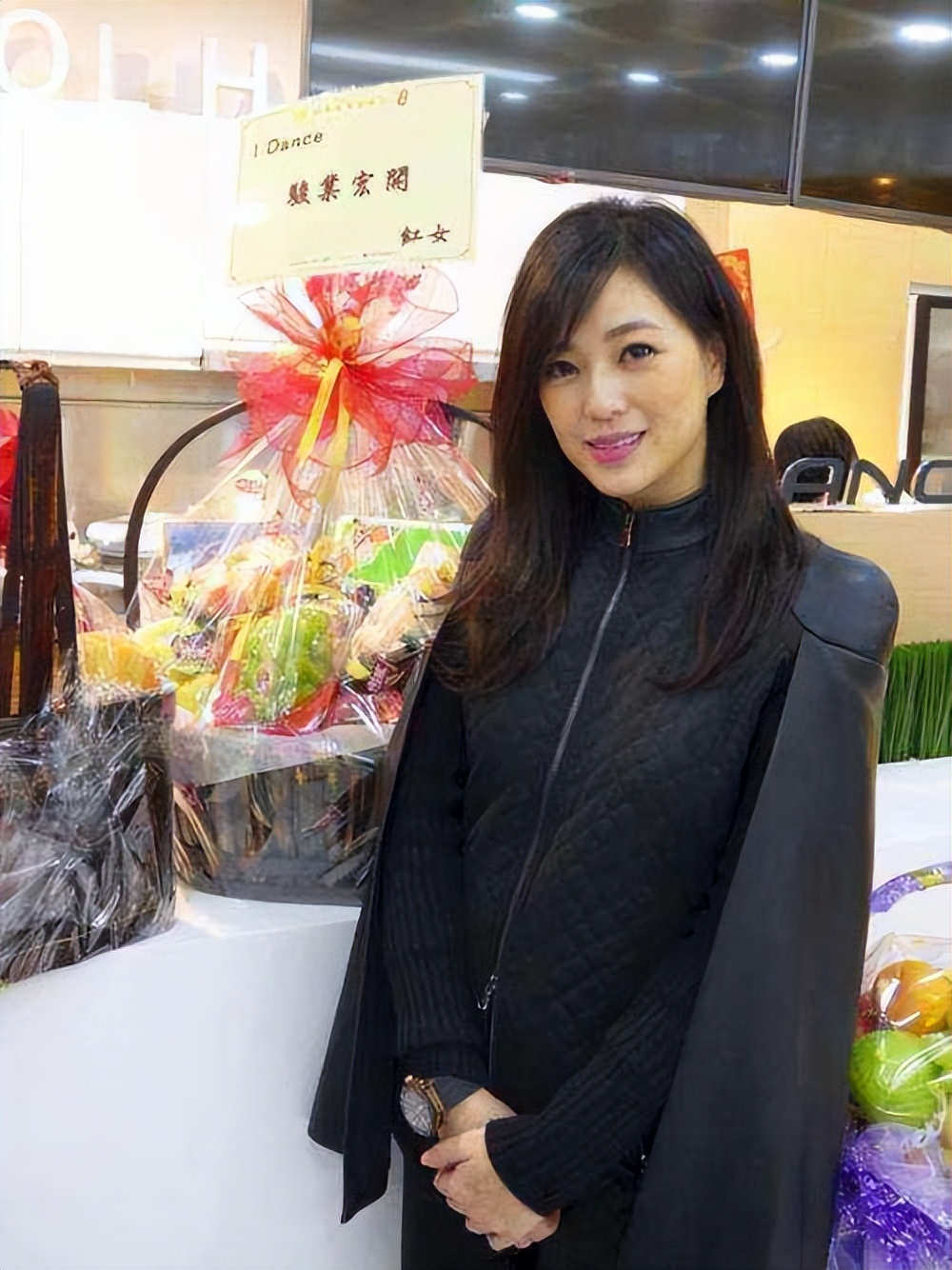 被骂自私又无知！著名港星晒宠物神器遭狂轰，为自家犬使用驱狗器