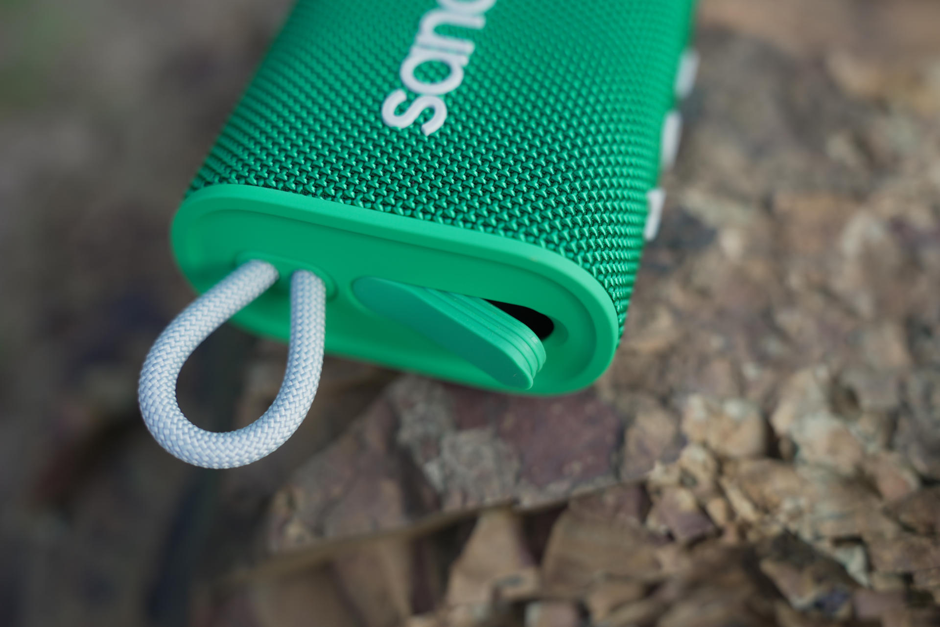 低音炮户外防水蓝牙音箱,踢在墙上防水的蓝牙音箱测评