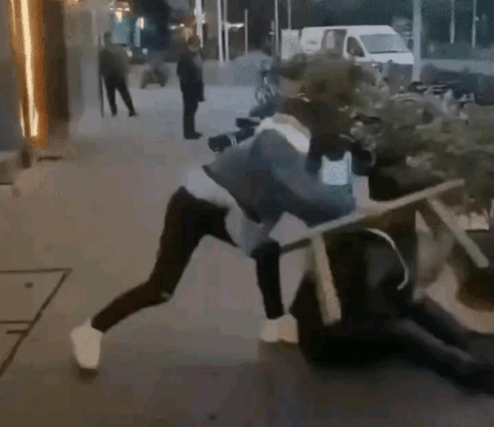 上海女子当街殴打代驾小哥来源,上海一女子殴打代驾小哥事件