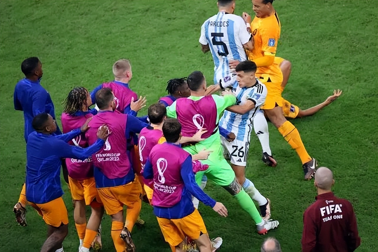 梅西黄牌名场面,梅西爆怒时刻